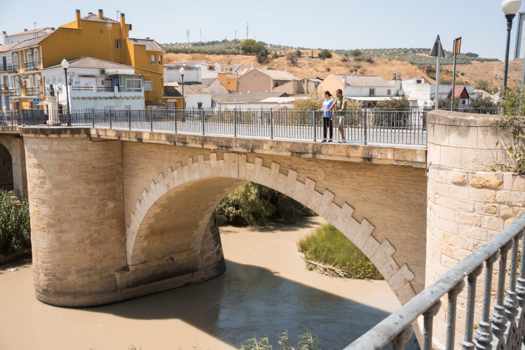 Pedaleando en Puente Genil: equilibrio entre movimiento y bienestar.