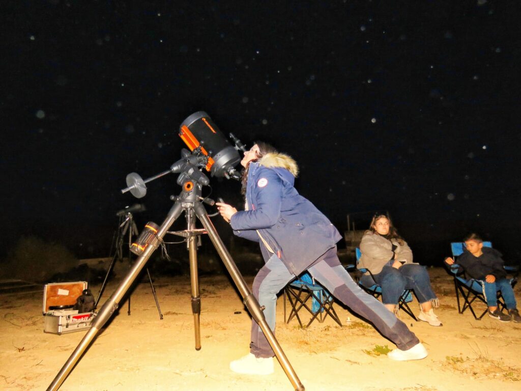 Observación de estrellas entre melocotoneros