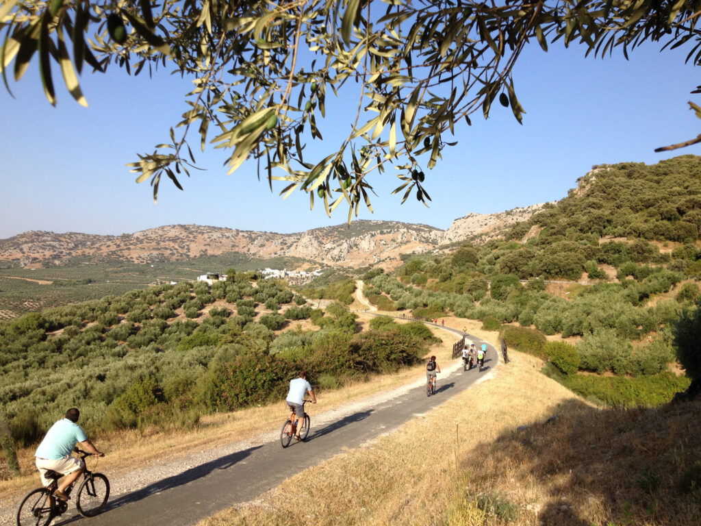 De ruta por Zuheros: explora uno de Los Pueblos más Bonitos de España a golpe de pedal.